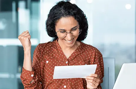 Mujer feliz recibiendo noticia de solución a su atraso menstrual en Lima.