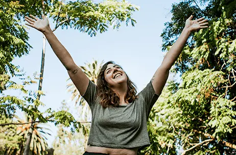 Mujer feliz por encontrar solución a su atraso menstrual en Huaral.