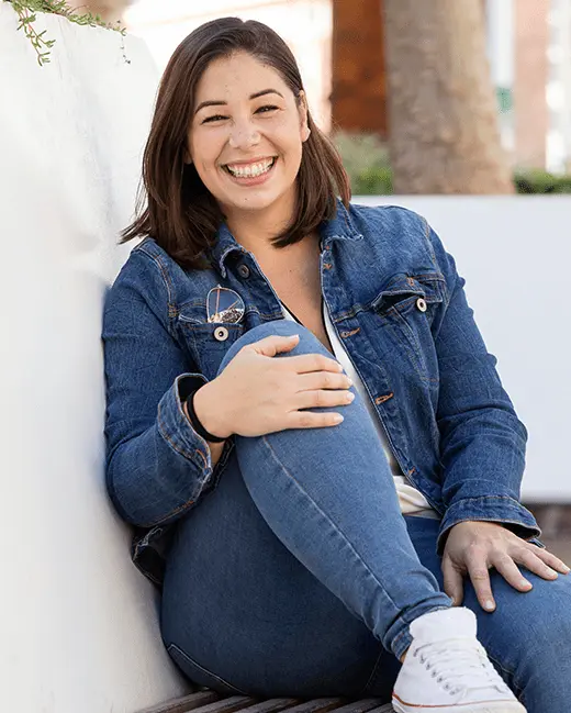 Mujer feliz por encontrar solución a su atraso menstrual en Piura.