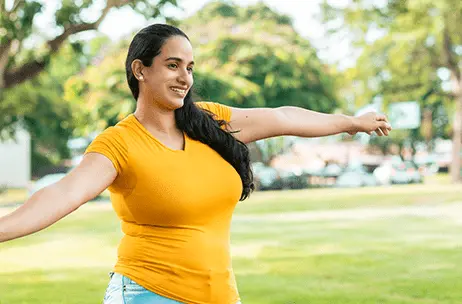 mujer feliz haciendo ejercicio después de haber recibido tratamiento para su atraso menstrual en Piura.