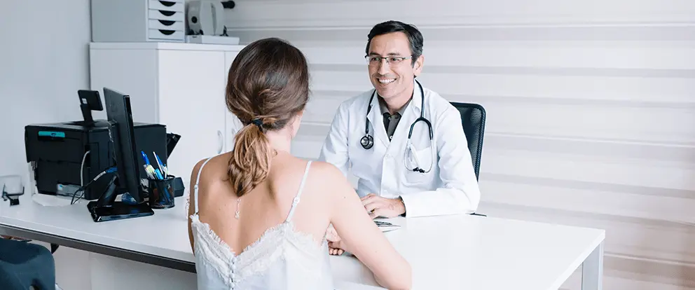 chica en consulta medica con un doctor sobre su atraso menstrual en lince