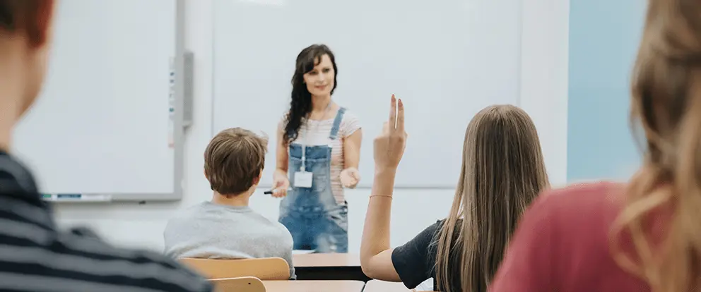 Clase de educación sexual en San Juan de Lurigancho, con un educador impartiendo conocimientos a estudiantes atentos sobre cómo gestionar la salud reproductiva.