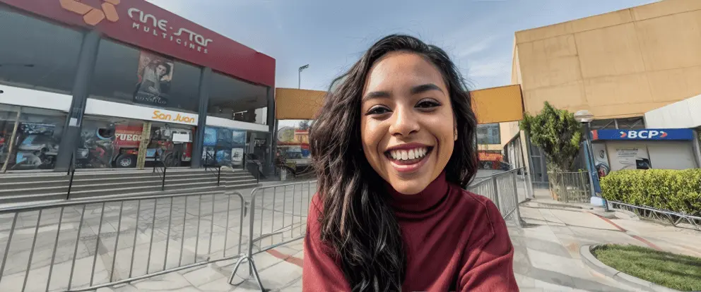 Mujer sonriente en un espacio urbano de San Juan de Lurigancho, reflejando positividad y bienestar a pesar de los desafíos del atraso menstrual.