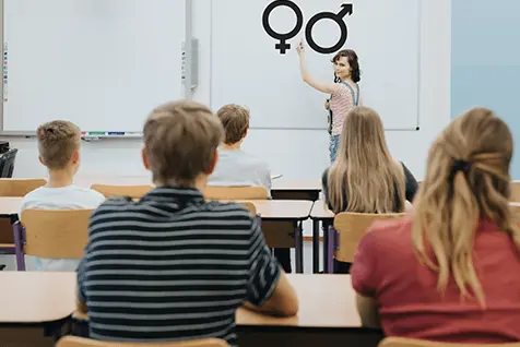 Jóvenes estudiantes en San Juan de Lurigancho recibiendo educación sobre salud reproductiva, enfocados en aprender sobre la prevención del atraso menstrual y embarazos no deseados.